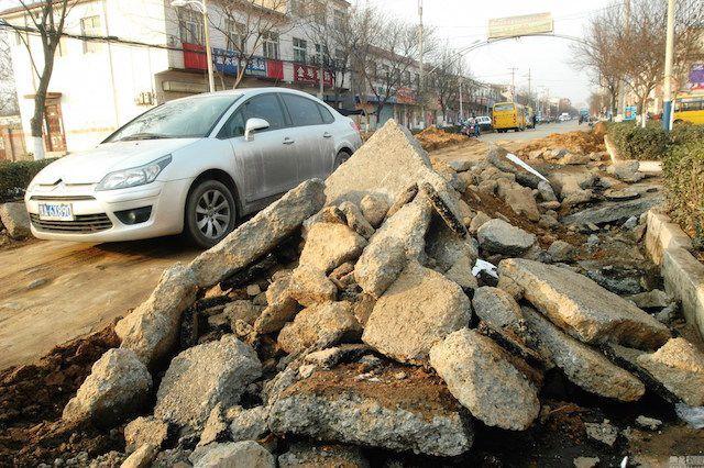 Drumul lor arată ca după bombardament! Oamenii nu au vrut să-şi vândă proprietăţile unui RECHIN imobiliar 294535