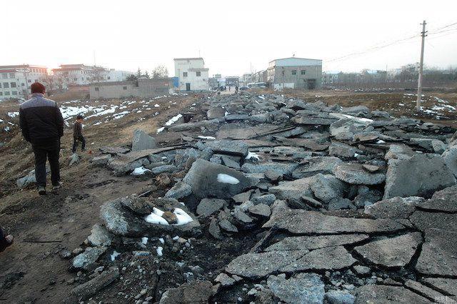 Drumul lor arată ca după bombardament! Oamenii nu au vrut să-şi vândă proprietăţile unui RECHIN imobiliar 294536