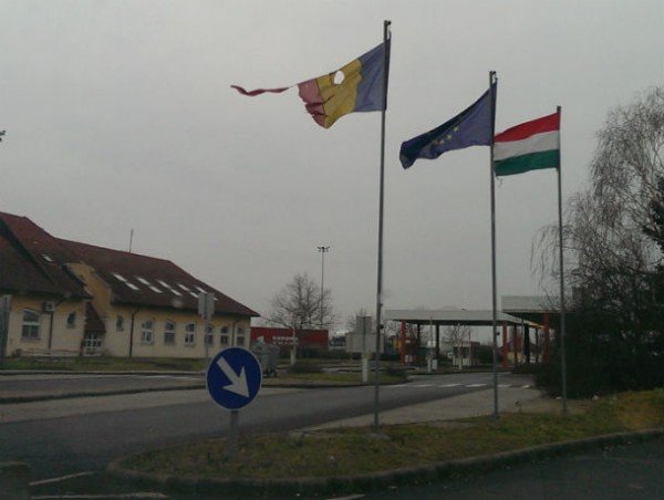 O cârpă zdrenţuită pe post de drapel chiar la intrarea în ţară