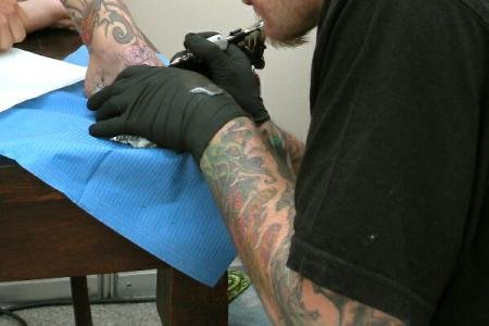 Tatuajele infractorilor nu sunt întâmplătoare, ci au o semnificație clară pentru lumea interlopă 