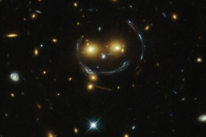 Un &quot;zâmbet&quot; galactic, surprins de telescopul Hubble