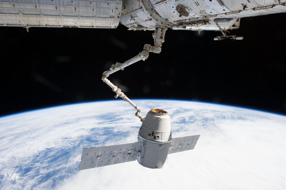 Capsula Dragon a companiei SpaceX a amerizat în Oceanul Pacific 