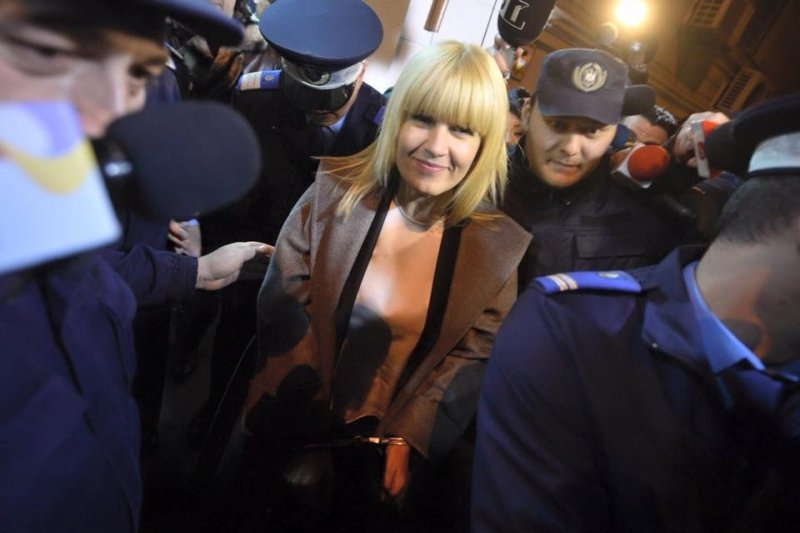 Criticii de modă analizează ţinuta Elenei Udrea din ziua arestării: &quot;Palton de 3000 de euro accesorizat cu cătuşe&quot;