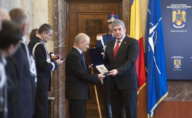Ministrul de Interne, Gabriel Oprea, decorat cu medalia Revoluţiei