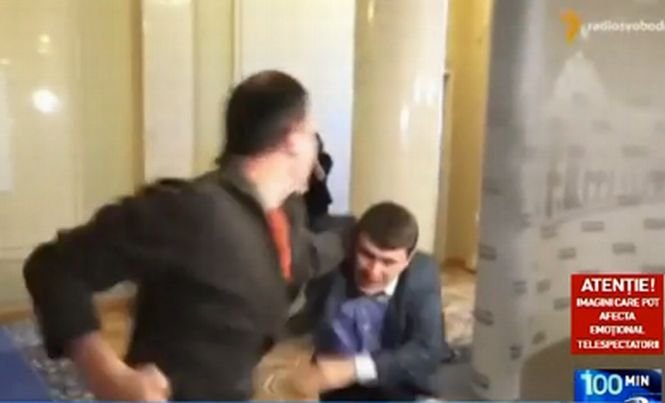 Bataie în Parlamentul Ucrainei. Politicienii şi-au împărţit pumni şi injurii 
