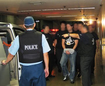 Doi români, căutaţi de Interpol. Au ameninţat că vor DECAPITA elevele unei şcoli militare din Marea Britanie