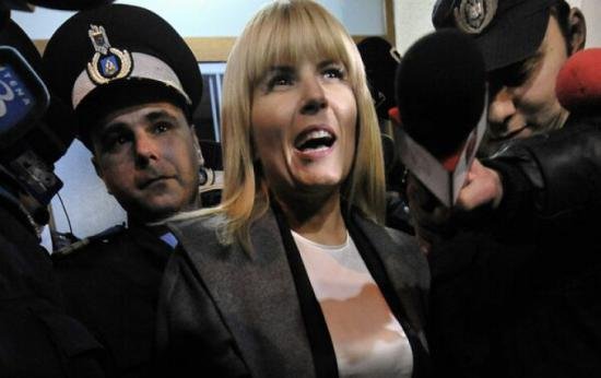 Elena Udrea arată cu degetul din spatele gratiilor: &quot;oamenilor politici le tremură genunchii&quot;