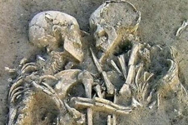 O pereche de oameni preistorici, descoperiți îmbrăţişaţi în mormânt