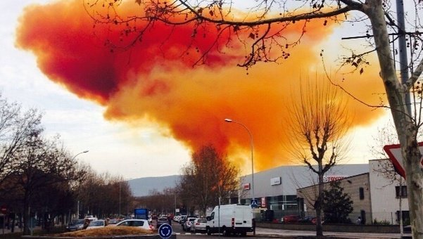 Un nor toxic a acoperit un oraş catalan, în urma unei explozii la o uzină chimică. Vezi IMAGINI de la faţa locului  