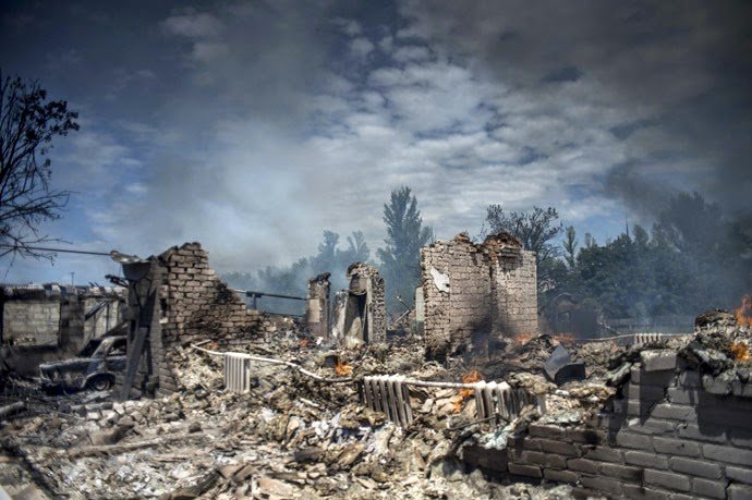Bombardamente la Doneţk şi Lugansk, în pofida acordului de pace de la Minsk