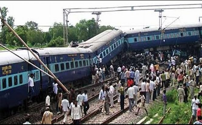 Un tren expres a deraiat în India. Cel puţin 10 oameni au murit