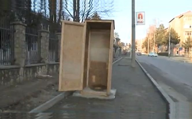 Dorel a dat lovitura: WC pentru muncitori, improvizat pe trotuar
