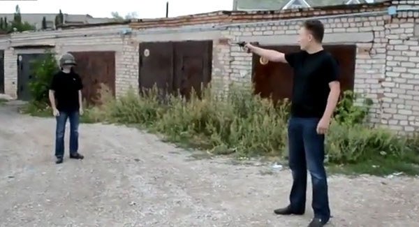 Un rus a testat o cască de protecţie antiglonţ pe capul prietenului său. A tras de la câţiva metri fără pic de emoţii