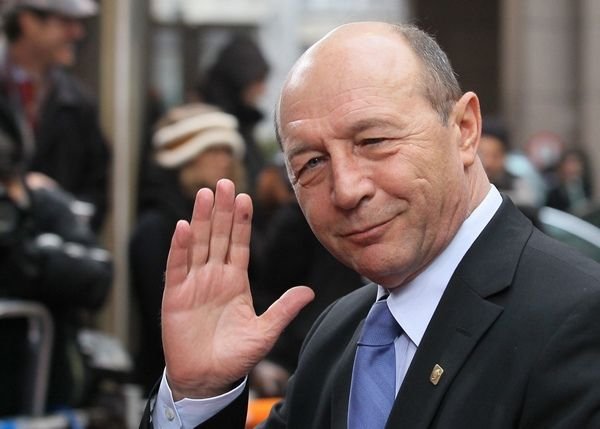 Nu se mai &quot;ascunde pe sub mese&quot;. Traian Băsescu REVINE pe scena politică: &quot;NU voi tăcea&quot;