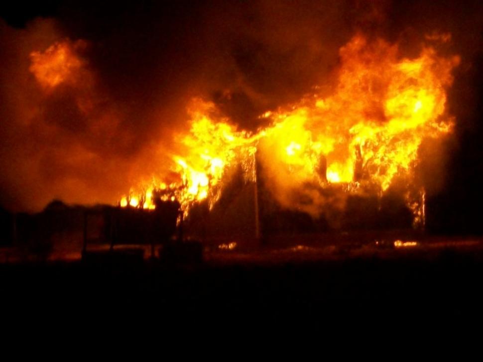 Acoperişul unei vile a ars în întregime. Când a auzit de incendiu, proprietara casei a intrat cu maşina într-un şanţ