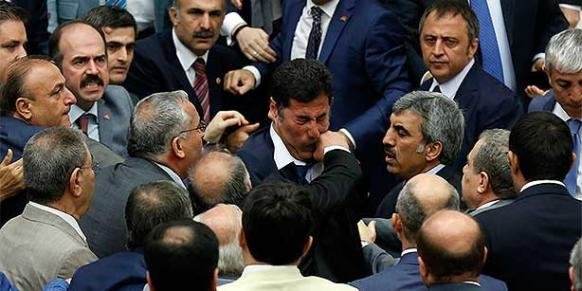 Din parlament, direct la spital. Doi politicieni turci s-au luat la bătaie în plen, din cauza unei dezbateri
