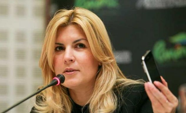 Elena Udrea trimite SMS-uri jurnaliştilor, în direct