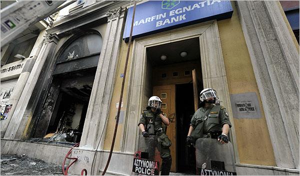 Grecia este pe marginea prăpastiei. Ce se întâmplă cu băncile din ţară, după deciziile luate de guvernul Tsipras