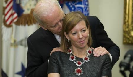 Imaginea care trădează un secret. Atingerea tandră dintre Joe Biden şi soţia unui ministru important