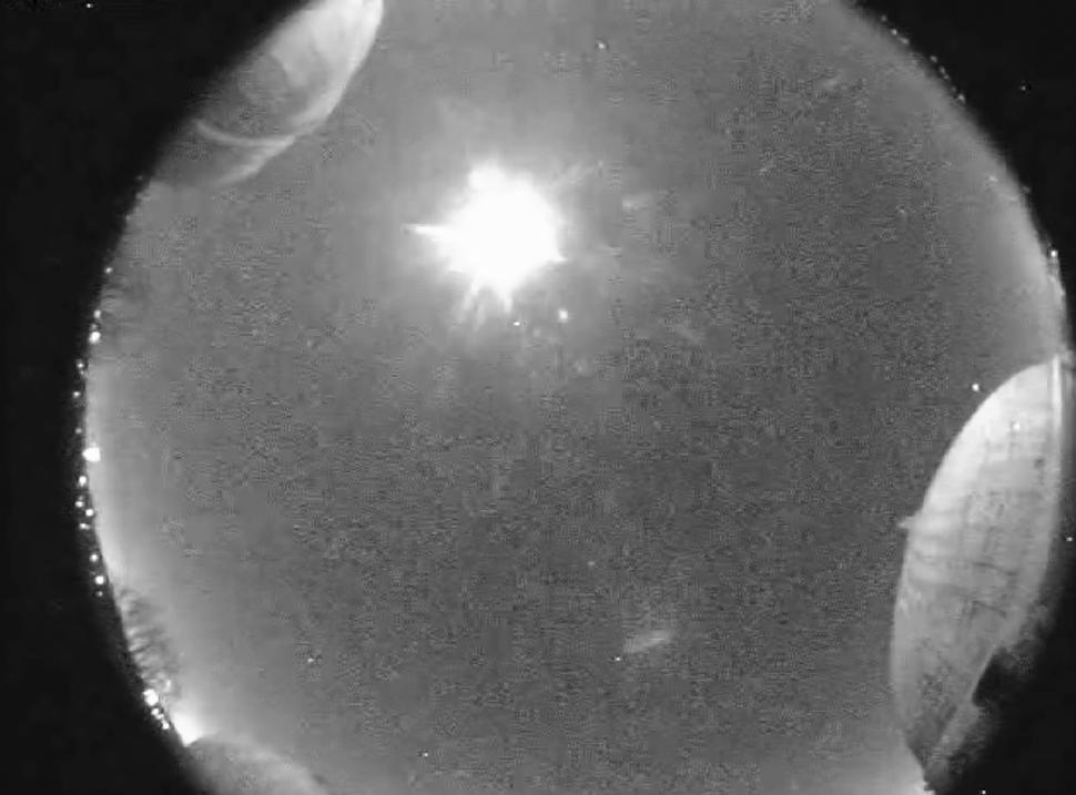 Intrarea în atmosferă a unui meteorit, filmată de NASA. Spectacolul luminos, vizibil pe cerul american