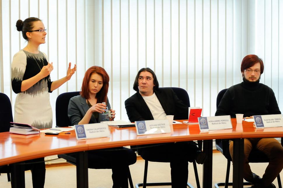 Concursul Dezbate România: 8 echipe, 32 de participanți şi un premiu de 1.000 de euro 296080