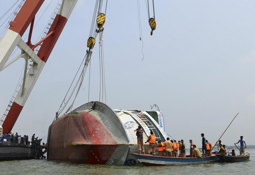 Cel puţin 68 de morţi, după ce un feribot s-a răsturnat în Bangladesh