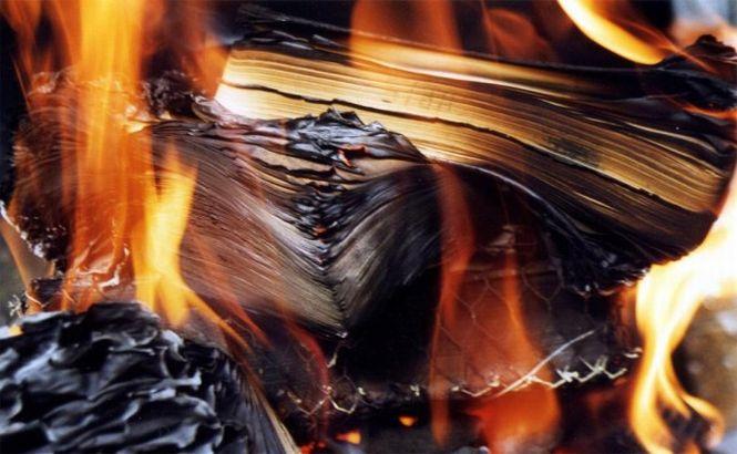 Jihadiştii SI au ars peste 100.000 de cărţi şi manuscrise vechi găsite în Irak