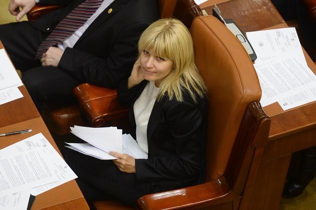 Elena Udrea s-a plâns de sistemul de care ea şi Băsescu l-au creat în ultimii 10 ani. A fost prinsă în propria-i capcană