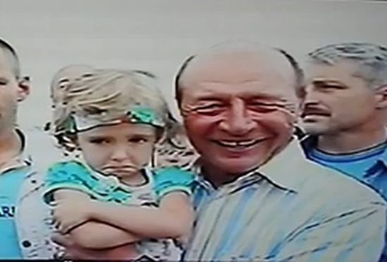 Mircea Badea, fotografie de colecţie cu Traian Băsescu: Nu te-am pocnit încă, dar când te faci mare îţi fur telefonul!