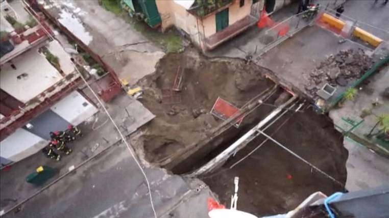 Sute de persoane au fost EVACUATE după apariţia unui crater uriaş pe o stradă din Napoli (VIDEO)