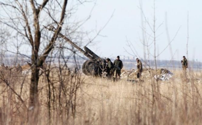 Trupele separatiste din estul Ucrainei au început retragerea armamentului greu