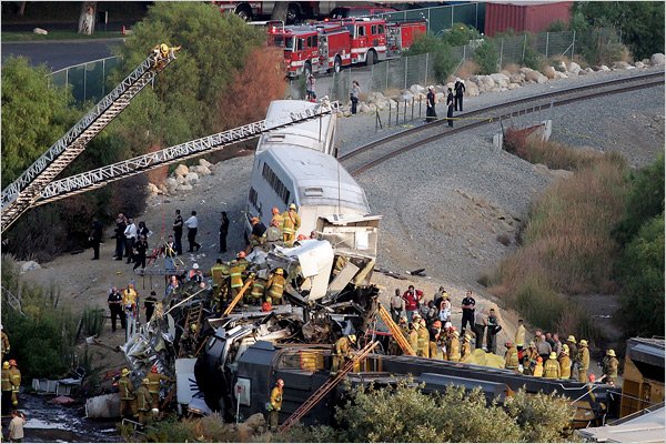 Grav accident feroviar în SUA. Peste 50 de oameni au fost răniţi, după ce un tren a intrat în plin într-un camion
