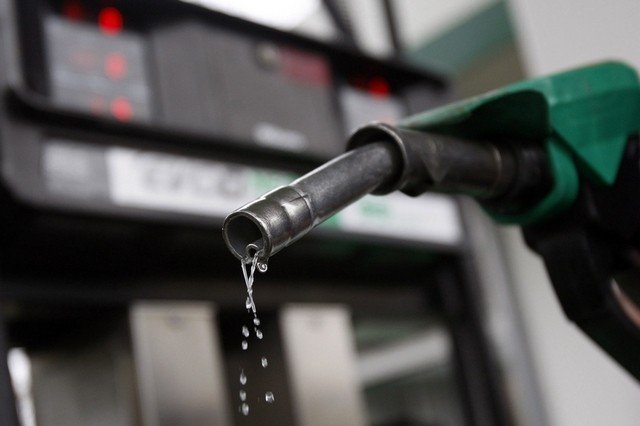 Preţul barilului de petrol a scăzut cu peste 50% începând cu august 2014. Reacţia în România, întârziată şi nesemnificativă