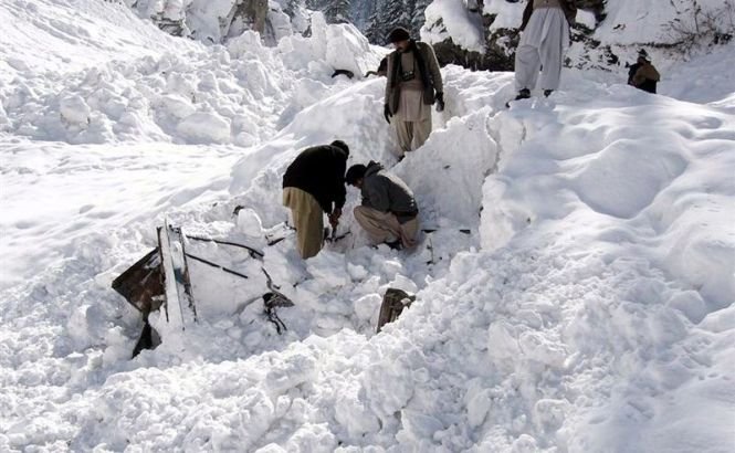 Peste 200 de persoane au murit îngropate de avalanşele din nordul Afganistanului