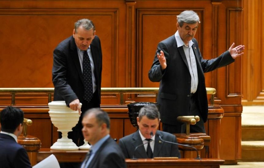 Scandal monstru în Camera Deputaţilor pe Ordonanţa traseiştilor. PNL acuză PSD de golănie politică