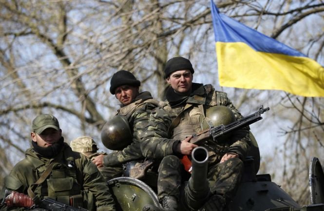 Ucrainenii îşi retrag armamentul greu de pe front