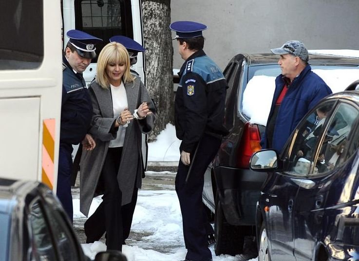 Elena Udrea, vizitată în arest de mama sa şi de Ruxandra Dragomir. I-au adus haine, geluri de duş şi un dulap