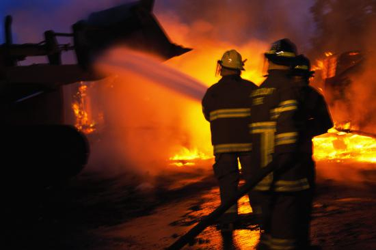 Incendiu puternic la o fabrică de mobilă din Suceava