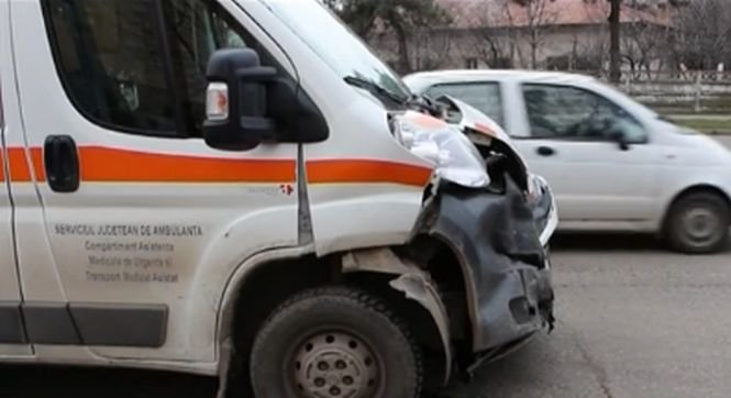 Ambulanţă în misiune lovită de un şofer neatent
