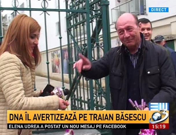 Băsescu a împărţit flori la sediul PMP. Ce a spus despre şpăgile lui Udrea