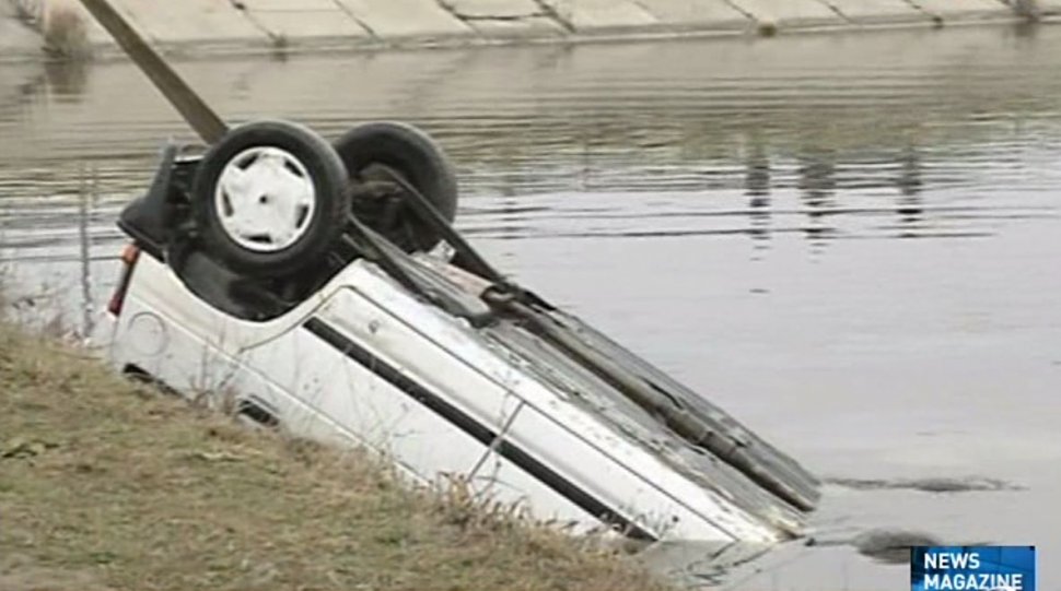 Maşină suspectă găsită într-un lac din Capitală