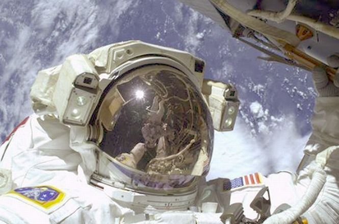 A treia ieşire în spaţiu, efectuată cu succes de astronauţii NASA. Staţia Spaţială, pregătită pentru andocarea viitoarelor taxiuri spaţiale