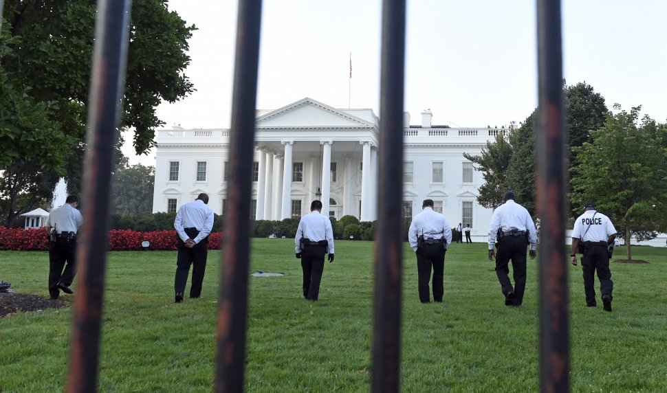 Incidente la Casa Albă: Doi indivizi au fost reţinuţi, după ce au încercat să intre în sediul Preşedinţiei SUA