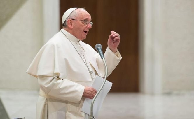 Papa Francisc: &quot;Uitaţi-vă la propriile greşeli înainte să daţi vina pe ceilalţi!&quot;