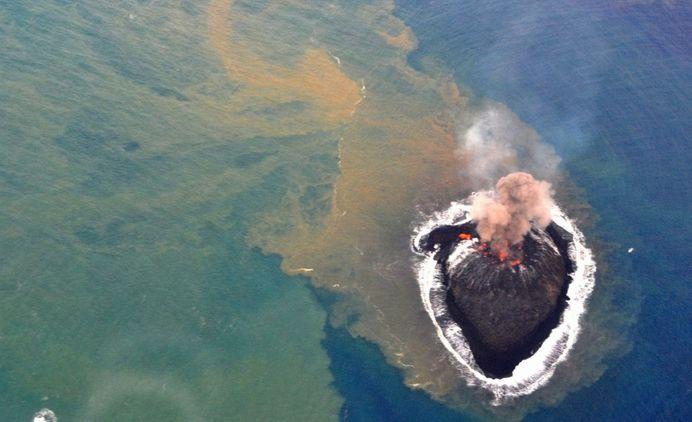 Se schimbă harta lumii. O nouă INSULĂ a apărut din apele Oceanului şi creşte pe zi ce trece 297333