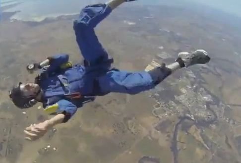 VIDEO! Scenă dramatică de salvare, filmată în aer, la 3 km de sol. Un instructor de paraşutism a devenit eroul Internetului