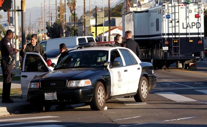 Trei bărbaţi mascaţi au deschis focul asupra poliţiştilor din Los Angeles