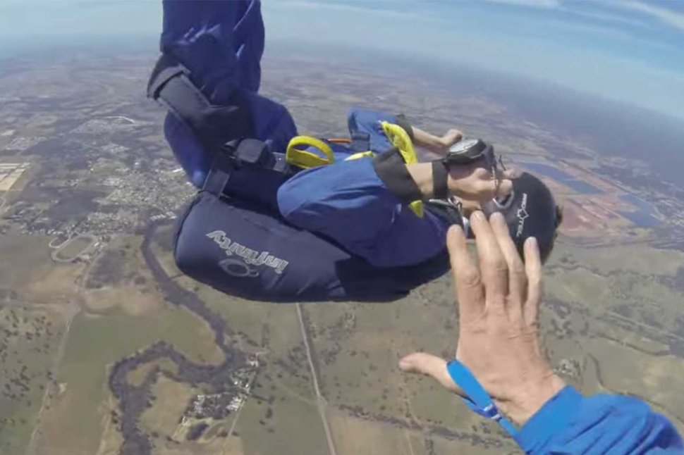 Un instructor de paraşutism a devenit erou, după ce a salvat un tânăr care a făcut o criză de epilepsie la 3 km de pământ