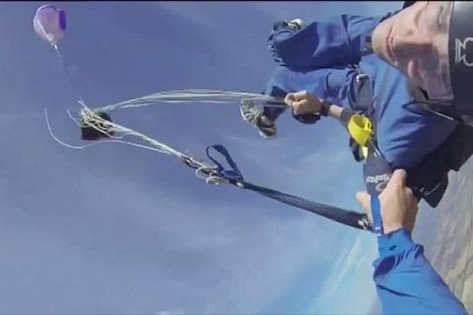 Un instructor de paraşutism a devenit erou, după ce a salvat un tânăr care a făcut o criză de epilepsie la 3 km de pământ 297524