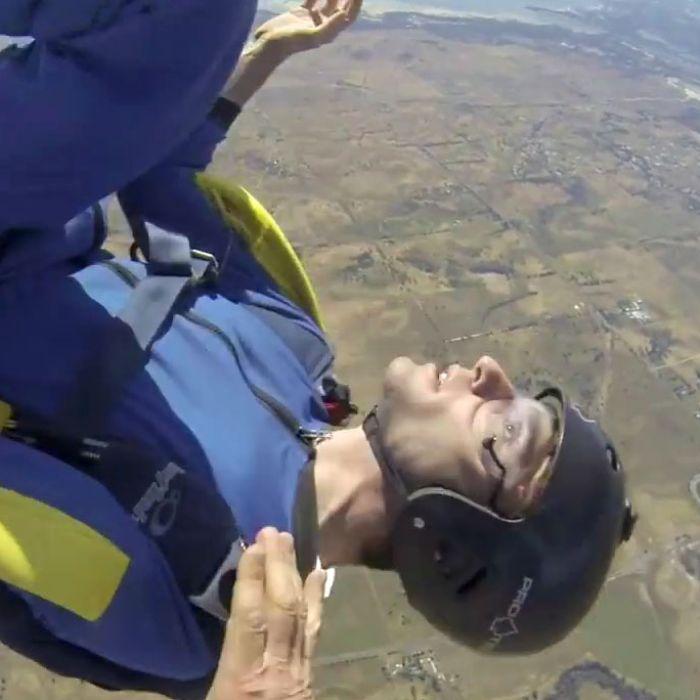 Un instructor de paraşutism a devenit erou, după ce a salvat un tânăr care a făcut o criză de epilepsie la 3 km de pământ 297525